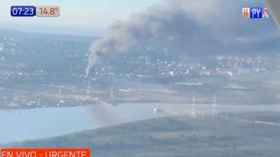 Evacúan zona de incendio ante riesgo de amoníaco, humo y explosiones | Noticias Paraguay