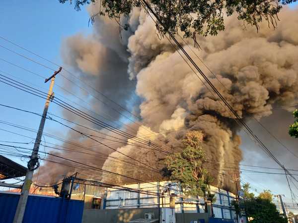 Incendio de gran magnitud en un frigorífico del barrio Tablada de Asunción