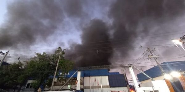Incendio en frigorífico: Bomberos declaran emergencia mayor y pide a pobladores evacuar zona de incendio