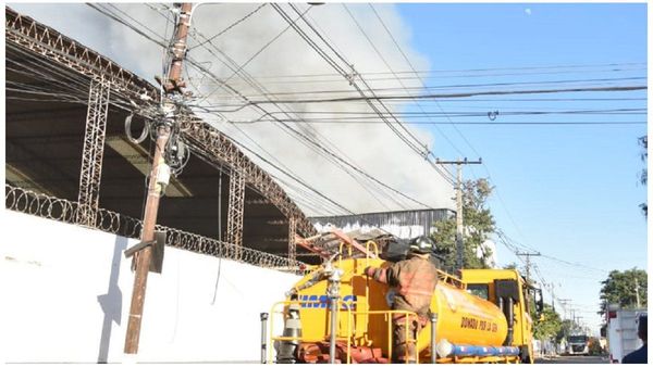 Hasta el momento no hay fuga de amoniaco por incendio, dice capitán de bomberos