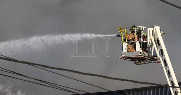 La Nación / Descartan atrapados y fuga de amoniaco en voraz incendio en frigorífico