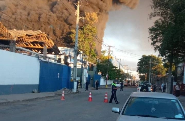 Diario HOY | Piden evitar Artigas y la Costanera ante humareda generada por el incendio