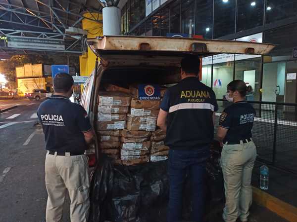 Incautan dos furgones con contrabando y turba rescata a los conductores