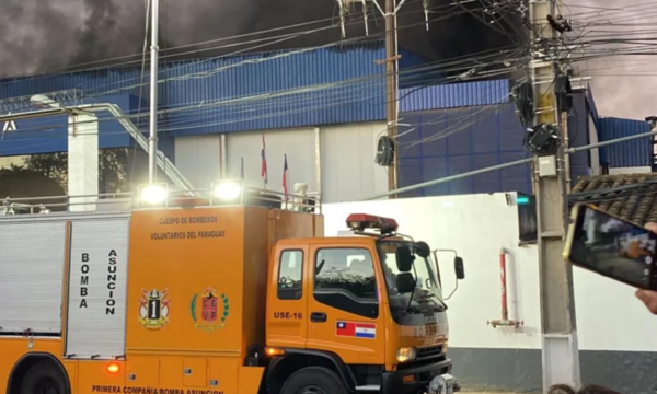 Bomberos declaran emergencia mayor por incendio en frigorífico de Asunción