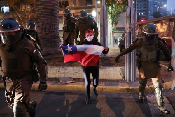 Disturbios y saqueos en la conmemoración del estallido social de 2019 en Chile - .::Agencia IP::.