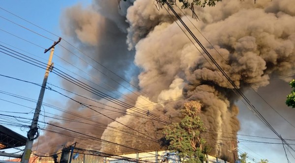 Incendio consume frigorífico en Asunción - La Clave