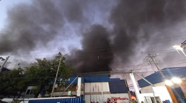Descartan atrapados y fuga de amoniaco en voraz incendio en frigorífico – Prensa 5