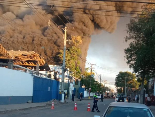 Asunción: bomberos combaten incendio en frigorífico y piden evacuar la zona · Radio Monumental 1080 AM