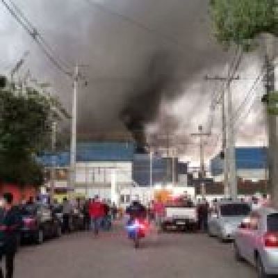 Incendio en frigorífico: “El fuego está aislado, no controlado”, según capitán de bomberos