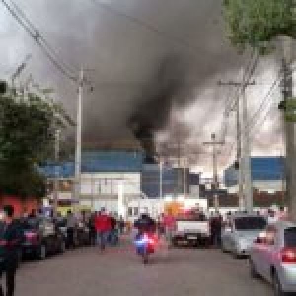 Incendio en frigorífico: “El fuego está aislado, no controlado”, según capitán de bomberos