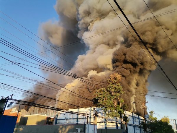 En Asunción declaran emergencia por incendio de frigorífico | Radio Regional 660 AM