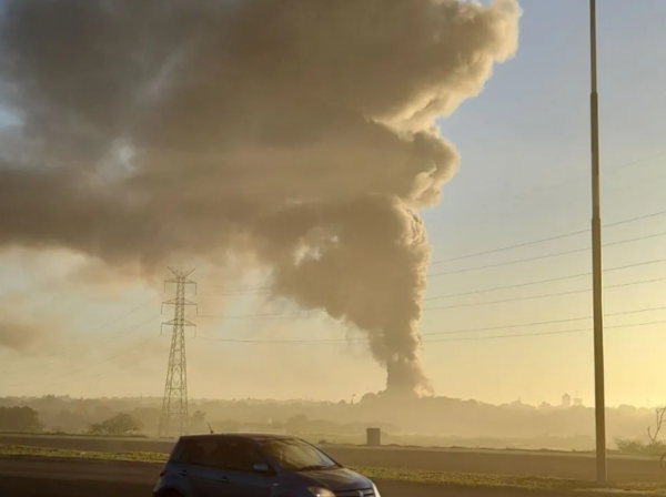 Evacuan zona de frigorífico incendiado