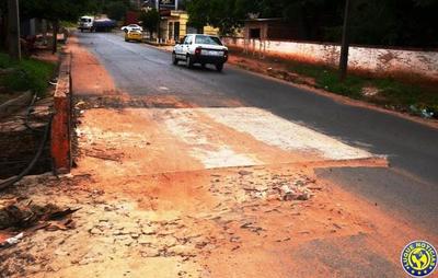 Casi termina el año y media calzada de puente no pueden terminar •