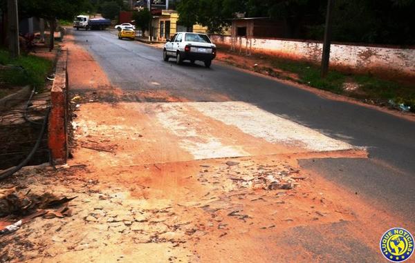 Casi termina el año y media calzada de puente no pueden terminar •