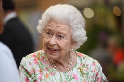 Isabel II atiende audiencias virtuales en Windsor tras su alta hospitalaria - Mundo - ABC Color