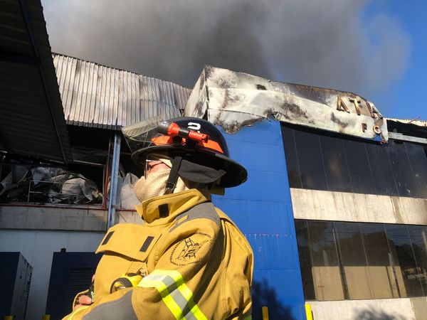 Incendio en frigorífico: Algunos vecinos se niegan a dejar sus casas
