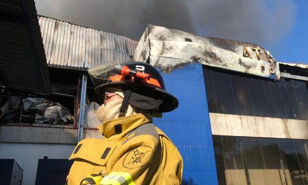 Incendio en frigorífico: Algunos vecinos se niegan a dejar sus casas