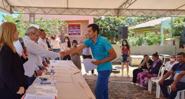 Familias de Santaní acceden al título de propiedad de sus viviendas