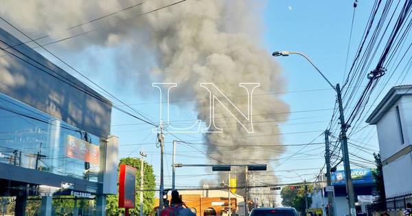 La Nación / Clausuran tramo entre Santísima Trinidad y Venezuela por la gran humareda