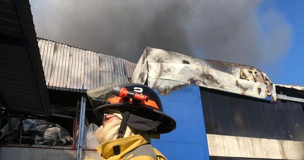Tras incendio, frigorífico confirma que no hay personas atrapadas y no se reportan heridos