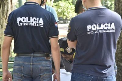 Detienen a un hombre por extorsión en la Plaza Uruguaya tras una entrega vigilada - Nacionales - ABC Color