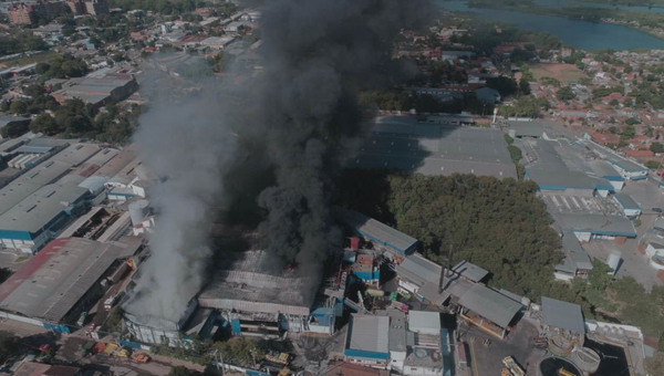 Colapsó techo de frigorífico incendiado, informan bomberos