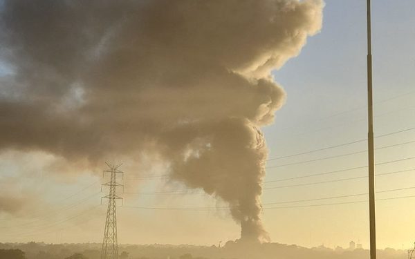 Incendio de frigorífico sitia Asunción. Piden que se evacue cinco cuadras a la redonda y uso tapabocas obligatorio para el rollo