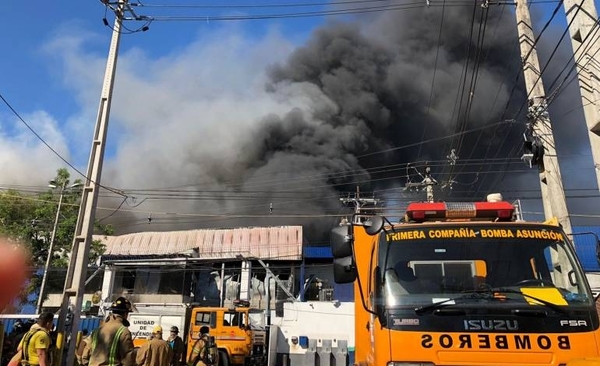 Diario HOY | Bomberos harán "ataque agresivo" al incendio tras vaciar tanques de amoníaco