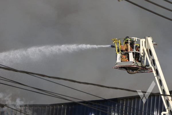 Incendio en frigorífico: “El fuego está aislado, no controlado”, según capitán de bomberos - ADN Digital