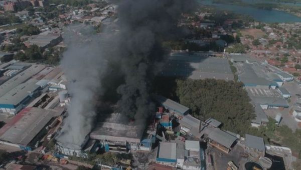 Colapsó techo de frigorífico incendiado, informan bomberos