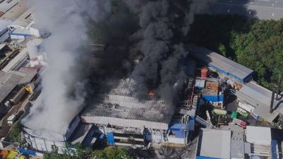 Los bomberos preparan "ataque agresivo" para extinguir llamas en frigorífico de Asunción  