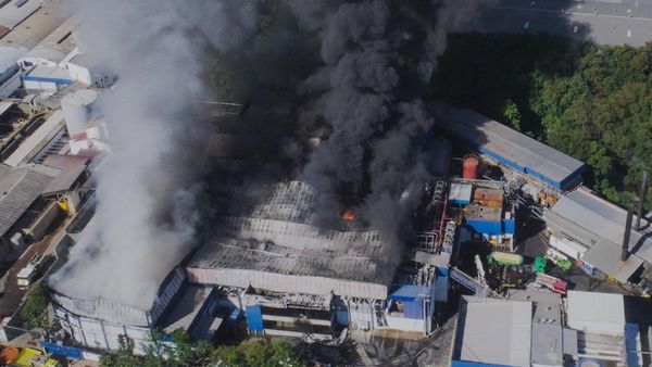 Los bomberos preparan "ataque agresivo" para extinguir llamas en frigorífico de Asunción