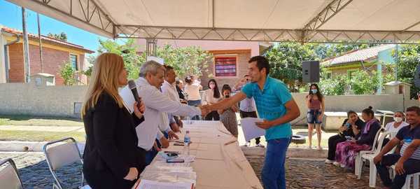 Más de 70 familias de San Estanislao reciben títulos de propiedad de viviendas - .::Agencia IP::.