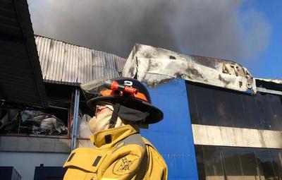 Incendio en Tablada: más de 100 bomberos siguen trabajando
