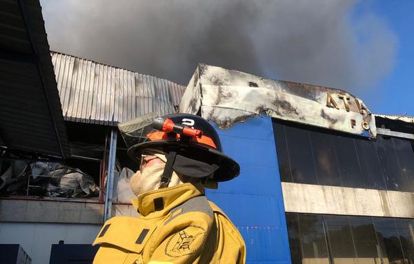 Incendio en Tablada: más de 100 bomberos siguen trabajando