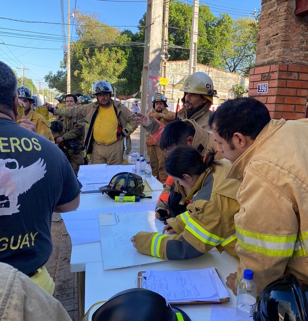 Más de 100 bomberos continúan trabajando en Tablada