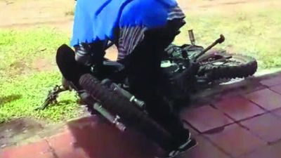 Doña destrozó la moto que le había comprado a su ex
