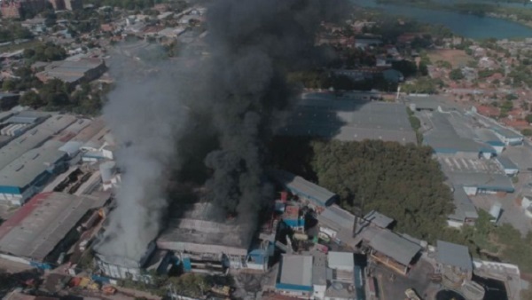 Bomberos logran aislar llamas en frigorífico