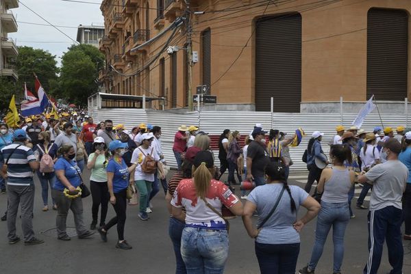 Bicameral incluye en el PGN 2022 el aumento salarial para docentes - Nacionales - ABC Color
