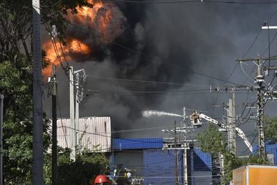 Tanques de frigorífico siniestrado son altamente explosivos pero trabajan para vaciarlos  - A La Gran 7-30 - ABC Color