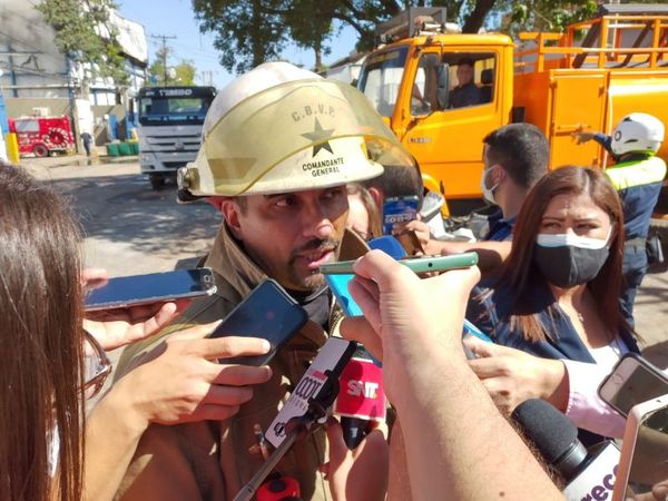 Continúa trabajo en incendio de frigorífico
