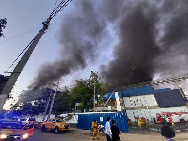 Habría 5 desaparecidos en feroz incendio de frigorífico - ADN Digital