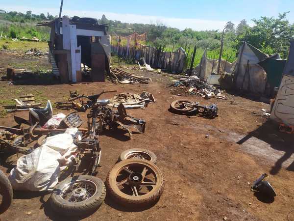 Allanan DESARMADERO de motos ROBADAS en Minga Guazú