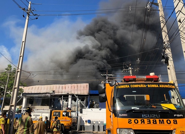Perdió a un familiar en incendio del Ycuá Bolaños y hoy sus sobrinos quedaron dentro del frigorífico siniestrado: El relato de Doña Rubita