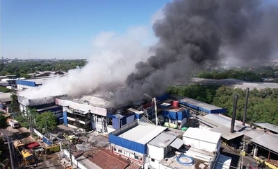 Diario HOY | Tras incansable labor, bomberos controlan incendio en frigorífico