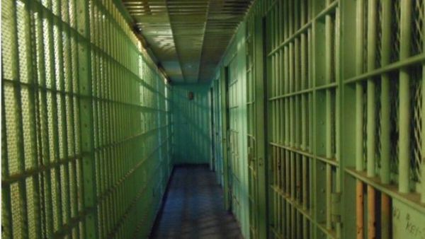Hombre en arresto domiciliario pidió ir a prisión porque ya no soportaba a su esposa