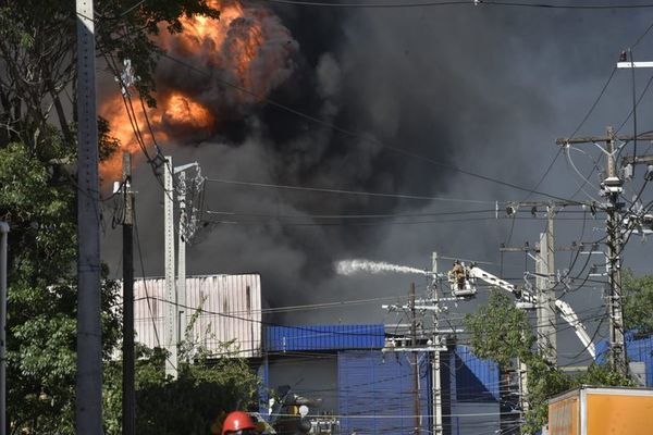 Incendio en Tablada: bomberos controlan llamas y siguen con tareas de enfriamiento - Nacionales - ABC Color