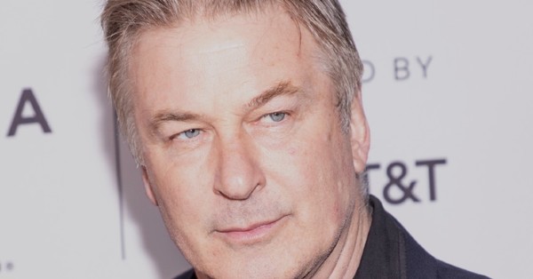 Las dramáticas fotos que muestran a Alec Baldwin abrazando al esposo e hijo de Halyna Hutchins - SNT