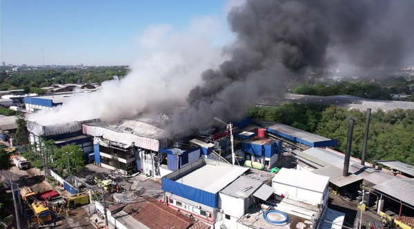 Tras incansable labor, bomberos controlan incendio en frigorífico - Noticiero Paraguay