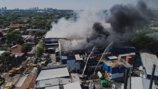 Tras intensa labor, los bomberos controlan incendio de frigorífico en Asunción
